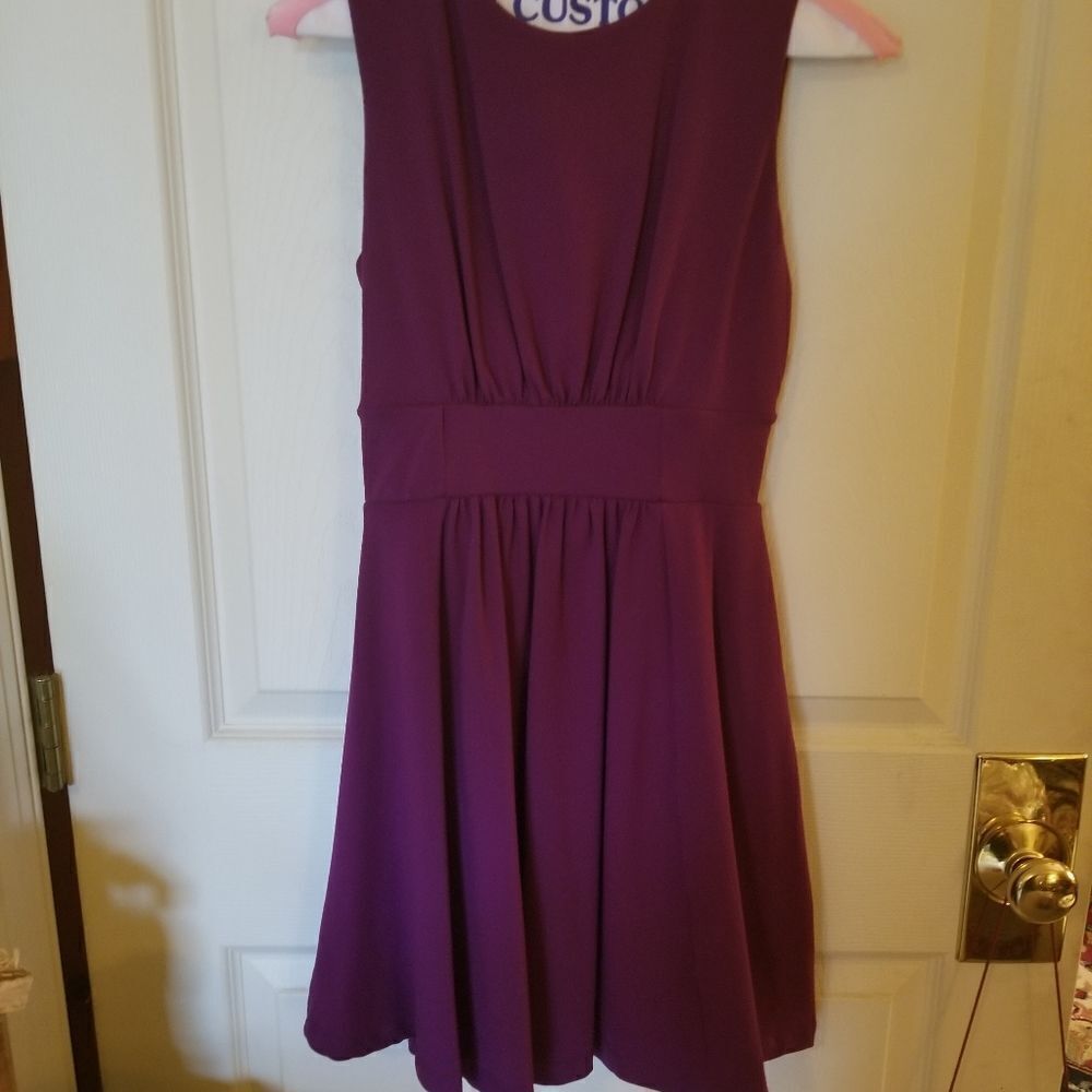 BURGUNDY MINI DRESS WITH OPEN BACK